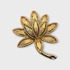 Avon Lotus Flower Brooch Gold Tone Vintage Floral Nature Minimal Elegance